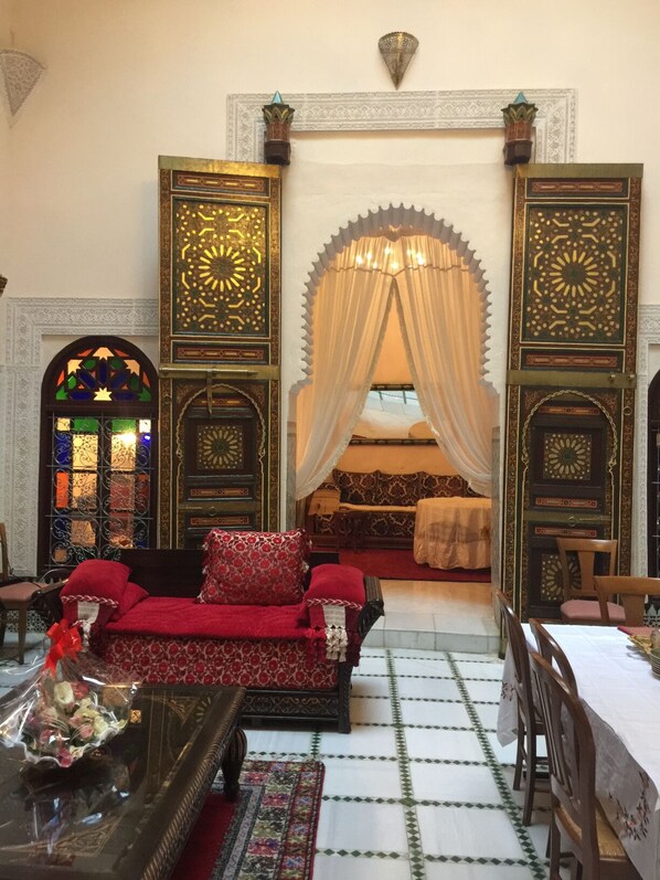 المنشأة من الداخل