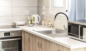 KĂŒhlschrank, Ofen, Wasserkocher mit Kaffee-/Teezubehör, Wasserkocher