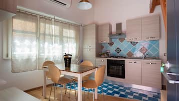 Fridge, oven, stovetop, cookware/dishes/utensils