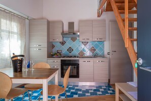 Refrigerador, horno, parrilla de estufa y utensilios de cocina 
