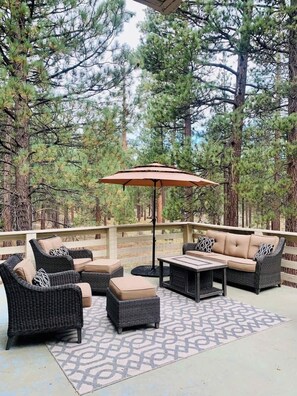 Terrace/patio - Private Luxury Big Bear Lodge. Hot Tub. Game Room (Big Bear)