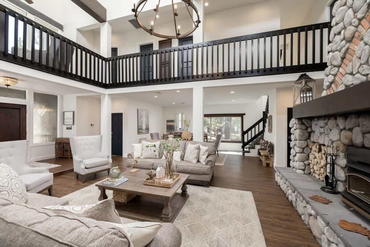 Fernseher, Kamin, Videospiele, Tischfußball