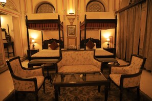 Suite estudio de lujo | Decoración personalizada, escritorio, insonorización y ropa de cama 