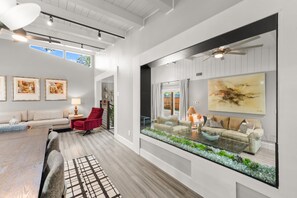 TV connectée, livres, espaces bureaux