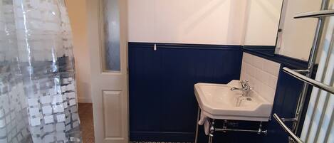 吹风机、毛巾、肥皂、卫生纸