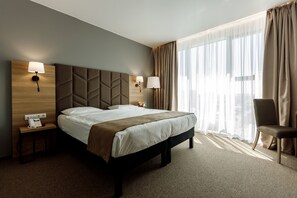 Deluxe kamer, 1 twee- of 2 eenpersoonsbedden | Een kluis op de kamer, een bureau, een laptopwerkplek