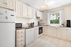 Fridge, microwave, stovetop, dishwasher - Villa Piscis mit Herrlichem Meerblick und Privatem Pool (Torre Soli Nou)