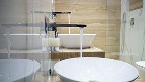 Lejlighed | Badeværelse | Bruser, hårtørrer, håndklæder, Shampoo