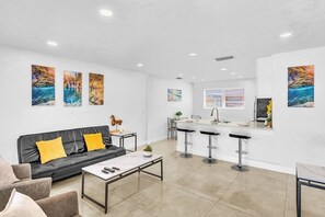 Interior - NEW Stylish 2 Bdrm Mins to Beach & Aventura Mall (Hallandale Beach)