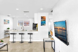 Dining - NEW Stylish 2 Bdrm Mins to Beach & Aventura Mall (Hallandale Beach)