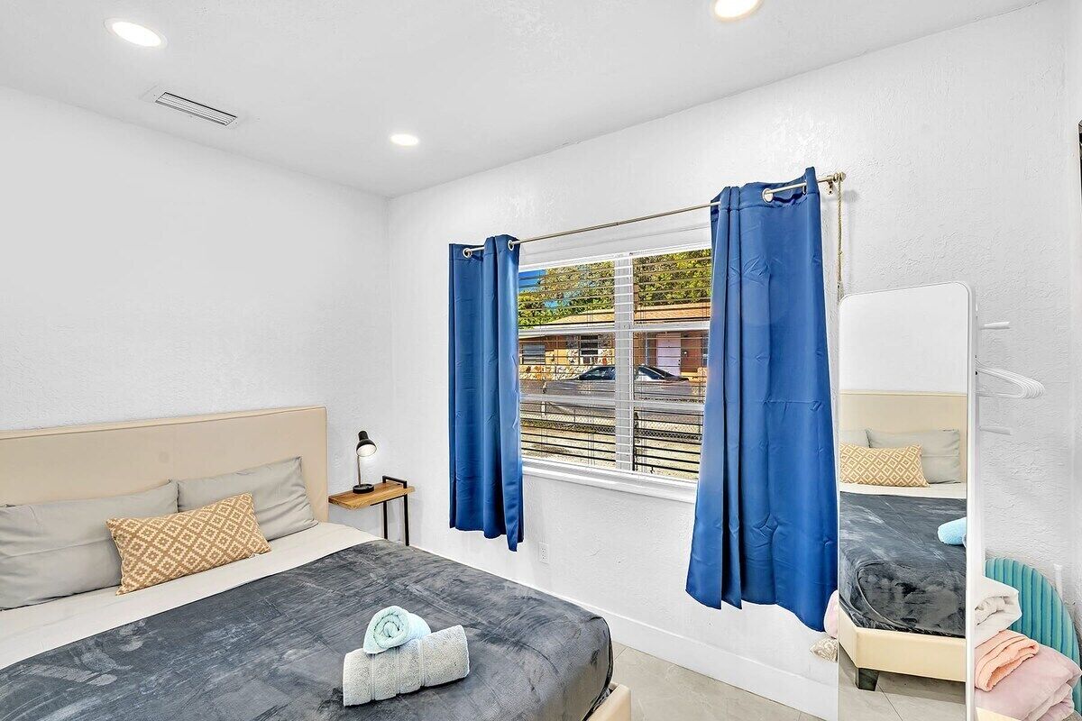 1 habitación, tabla de planchar con plancha y cuna de viaje 