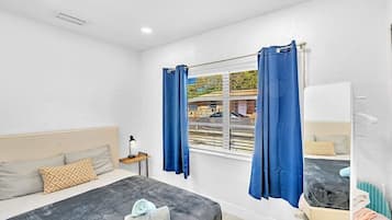 1 habitación, tabla de planchar con plancha y cuna de viaje