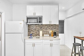 Fridge, microwave, coffee/tea maker, toaster - NEW Boutique One Bedroom Close to Aventura Mall & Beach (Hallandale Beach)