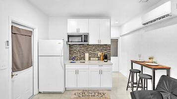 Jääkaappi, mikroaaltouuni, kahvin-/teenkeitin, leivänpaahdin