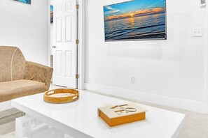 TV, streaming services, offices - NEW Boutique One Bedroom Close to Aventura Mall & Beach (Hallandale Beach)