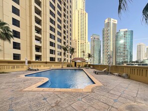 Outdoor pool - HiGuests - Rimal 6 (Dubai)