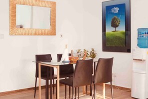 Apartamento | Cocina privada | Frigorífico, microondas, horno y placa de cocina