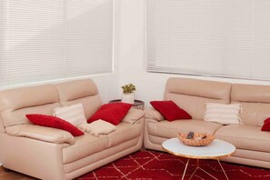 Apartamento | Sala de estar | Televisión de 30 pulgadas con canales digitales