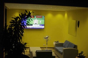 Apartamento | Zona de estar | Televisión de 30 pulgadas con canales digitales