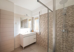 Een douche, een haardroger, zeep, shampoo