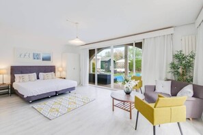 6 chambres, bureau, fer et planche à repasser, lit parapluie