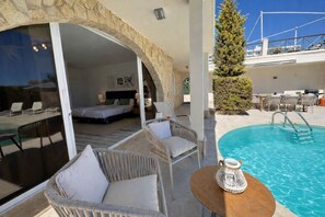 Outdoor pool - Spacious Modern Villa for 12 with Private Pool & Sea Views in Calas de Mallorca (Calas de Mallorca)