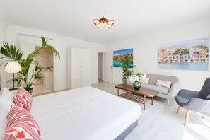 6 habitaciones, escritorio y tabla de planchar con plancha