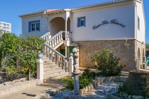 Exterior - Spacious Modern Villa for 12 with Private Pool & Sea Views in Calas de Mallorca (Calas de Mallorca)