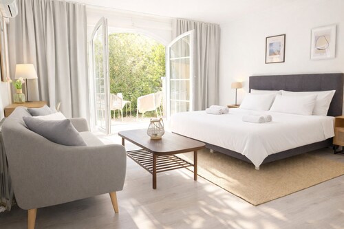 Spacious Modern Villa for 12 with Private Pool & Sea Views in Calas de Mallorca