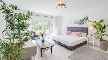 6 dormitorios, escritorio, tabla de planchar con plancha y cuna de viaje