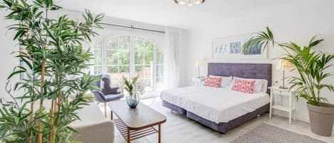 6 bedrooms, desk, iron/ironing board, travel cot