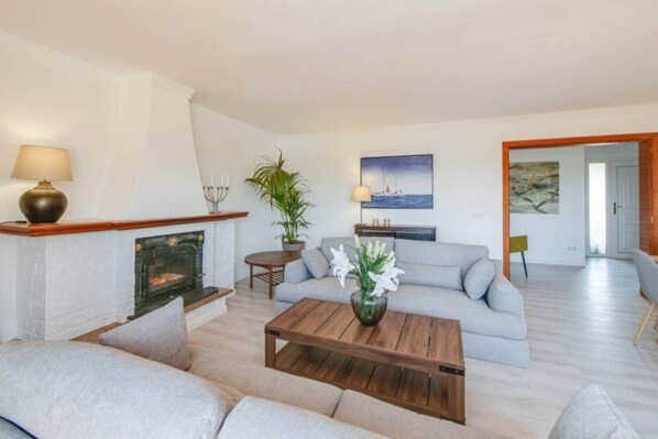 Smart TV - Spacious Modern Villa for 12 with Private Pool & Sea Views in Calas de Mallorca (Calas de Mallorca)