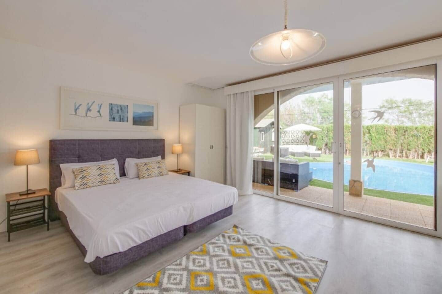 6 dormitorios, escritorio, tabla de planchar con plancha y cuna de viaje