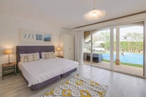 6 Schlafzimmer, Schreibtisch, Bügeleisen/Bügelbrett, Reisekinderbett