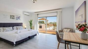 6 bedrooms, desk, iron/ironing board, travel crib