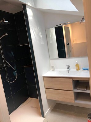 Dusche, Handtücher, Seife, Toilettenpapier