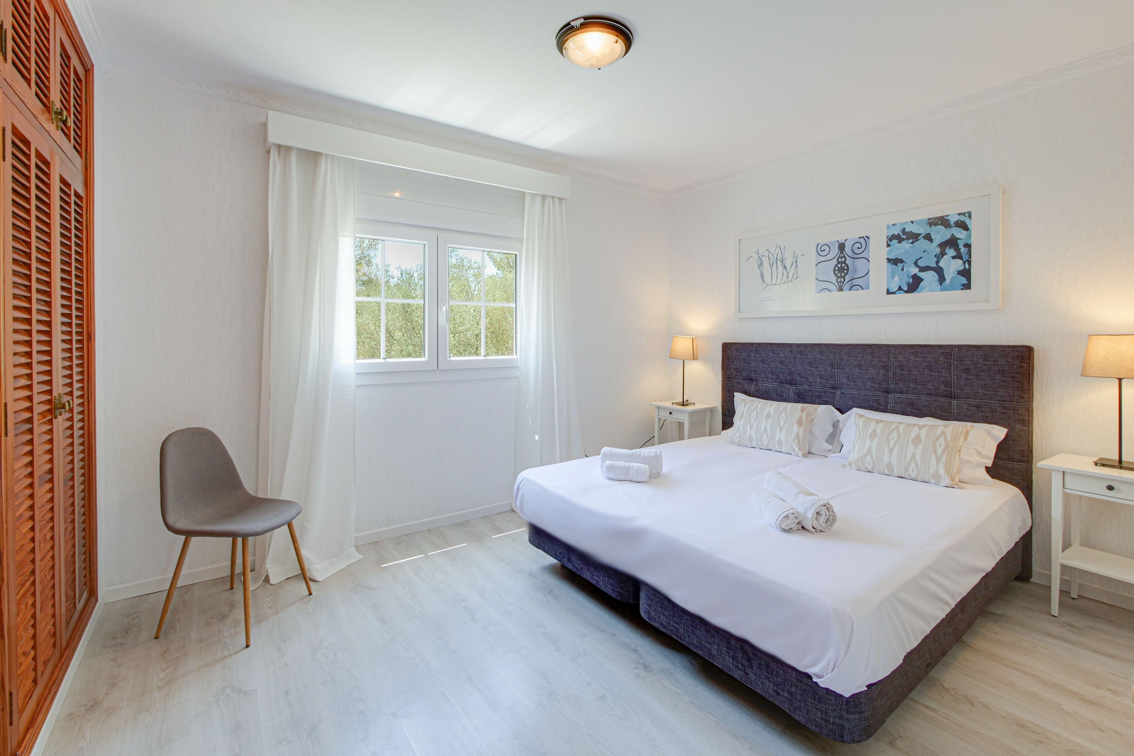 6 bedrooms, iron/ironing board, WiFi, bed sheets