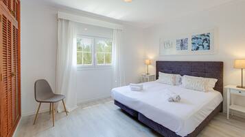 6 bedrooms, iron/ironing board, WiFi, bed sheets