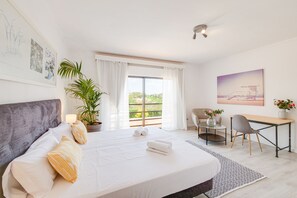 6 bedrooms, iron/ironing board, WiFi, bed sheets
