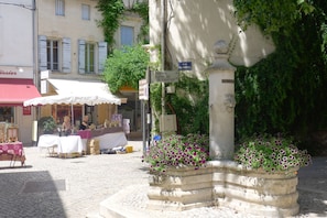 Outdoor dining - Townhouse near historical center of Tarascon (Tarascon)