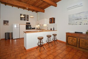 Fridge, microwave, oven, stovetop - Townhouse near historical center of Tarascon (Tarascon)