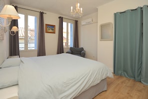 3 bedrooms, desk, iron/ironing board, travel cot - Townhouse near historical center of Tarascon (Tarascon)