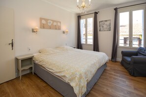 3 habitaciones, escritorio y tabla de planchar con plancha 