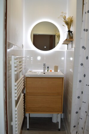 Een haardroger, handdoeken, toiletpapier