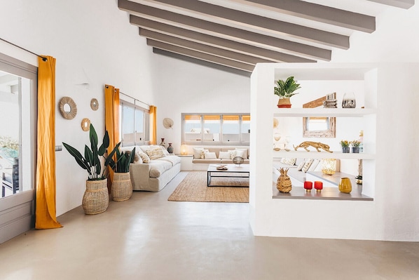 Uma sala de estar moderna com sofá, mesa de centro e objetos decorativos.