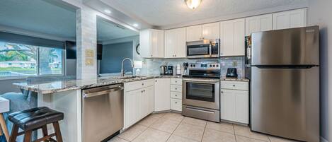 Een koelkast, een magnetron, een oven, een kookplaat