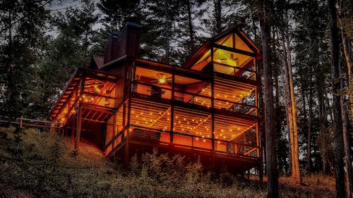 Twin Creeks Dream ~ Creek Front Modern LUXURY ~ Playground, Hot tub, Fire pit!