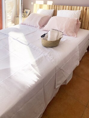 2 habitaciones, tabla de planchar con plancha y cuna de viaje 