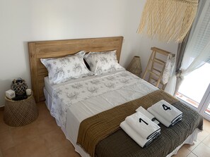 2 habitaciones, tabla de planchar con plancha y cuna de viaje 