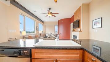 Réfrigérateur, micro-ondes, four, plaque de cuisson